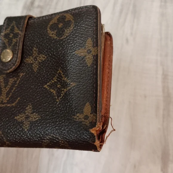 LOUIS VUITTON French Kisslock Wallet | Monogram - Picture 3 of 14